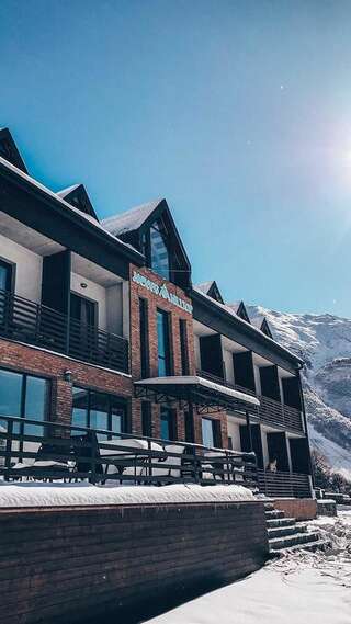 Отель Hilltop Kazbegi Степанцминда-3